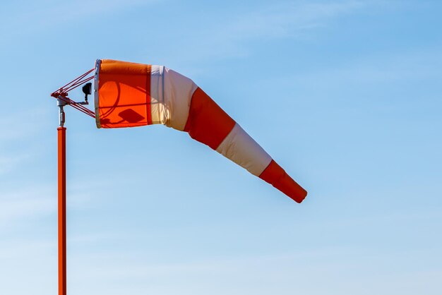 Lage hoek van de windzak tegen een heldere hemel