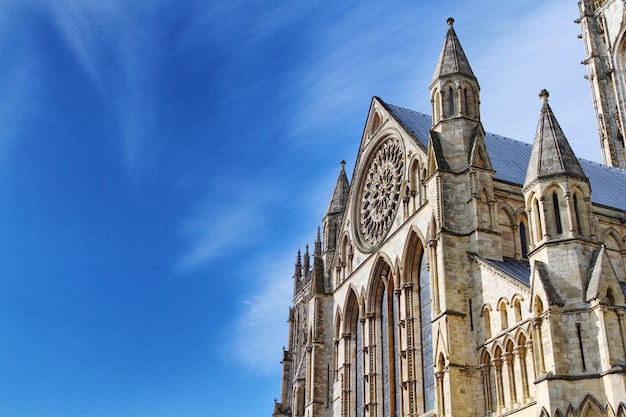Lage hoek van de York Minster tegen een blauwe hemel
