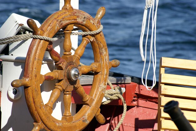 Foto lage hoek van de zeilboot tegen de zee