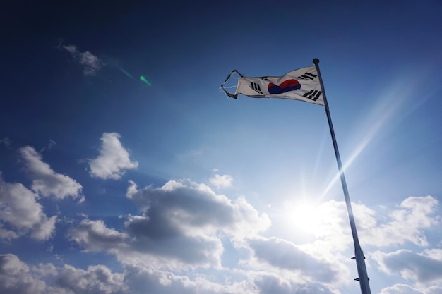 Lage hoek van de zon die door wolken schijnt