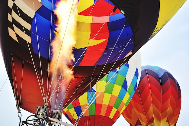 Foto lage hoek van drie luchtballonnen