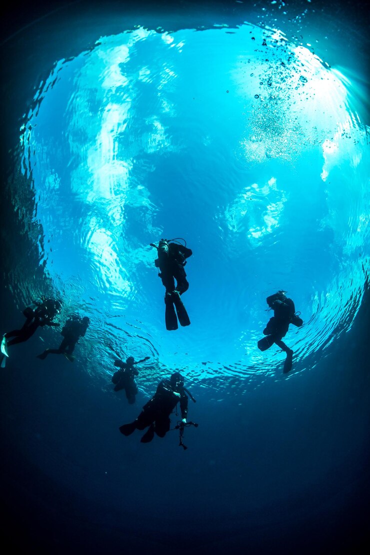Foto lage hoek van duikers die in de zee zwemmen