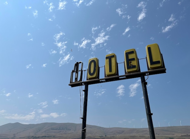 Lage hoek van een afgebroken motel teken tegen de lucht
