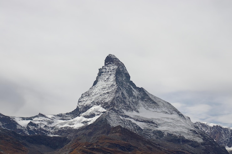 Foto lage hoek van een besneeuwde berg tegen de lucht