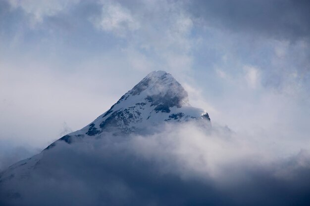 Lage hoek van een besneeuwde berg tegen de lucht