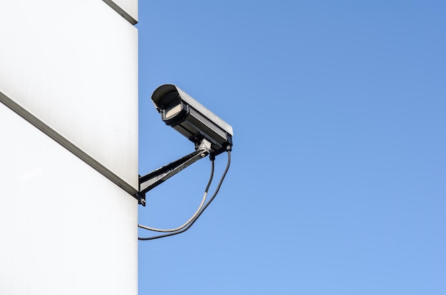 Lage hoek van een beveiligingscamera tegen een heldere blauwe lucht
