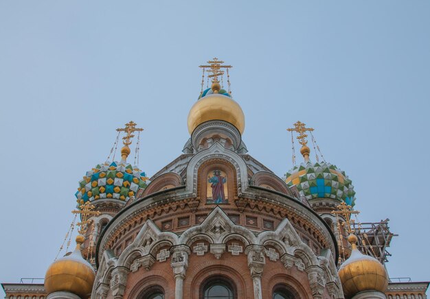 Foto lage hoek van een gebouw tegen een heldere lucht sint-petersburg redder op vergoten bloed