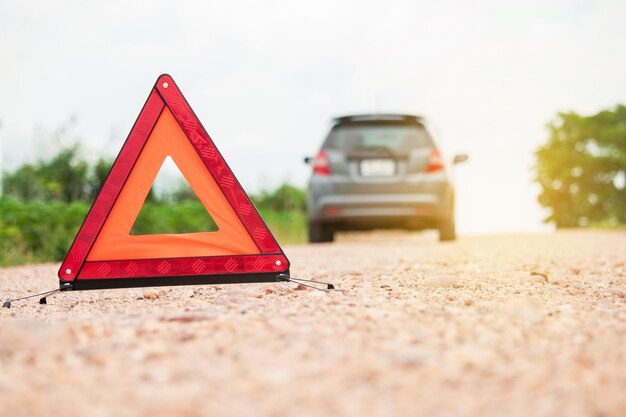 Foto lage hoek van een gebroken bord op de weg