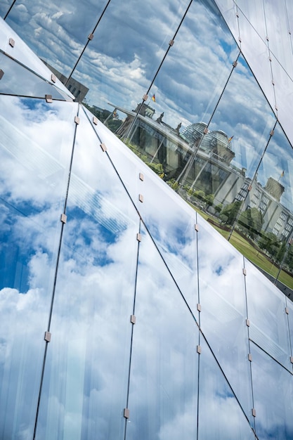 Foto lage hoek van een glazen gebouw tegen de lucht