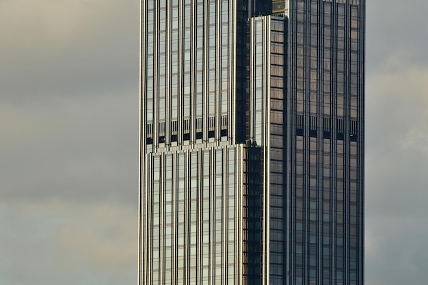 Foto lage hoek van een glazen gebouw tegen de lucht