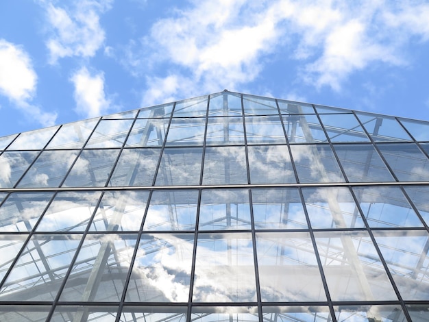 Lage hoek van een glazen gebouw tegen de lucht