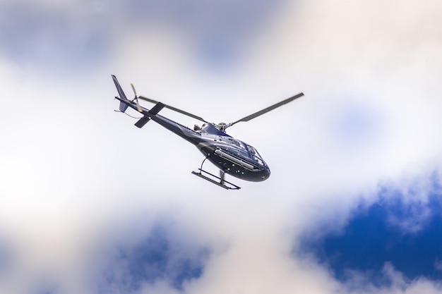 Lage hoek van een helikopter die in de lucht vliegt