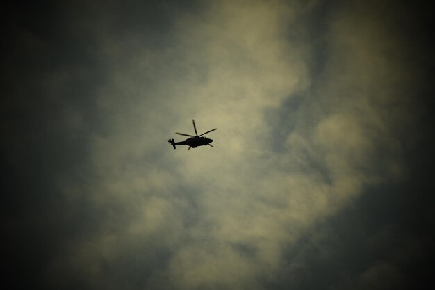 Foto lage hoek van een helikopter in de lucht