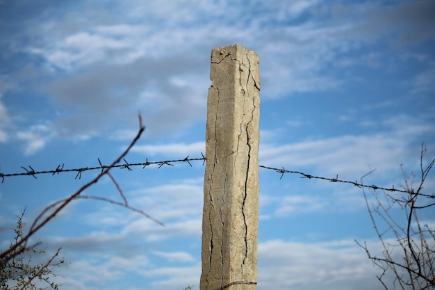 Foto lage hoek van een houten paal tegen de lucht