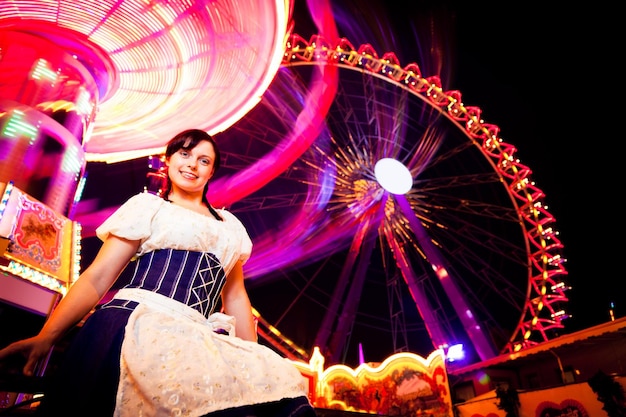 Foto lage hoek van een jonge vrouw in een pretpark