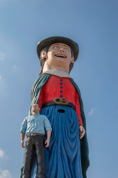 Foto lage hoek van een kind dat tegen de lucht staat