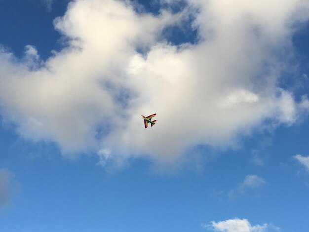 Foto lage hoek van een kleurrijke vlieger tegen de lucht