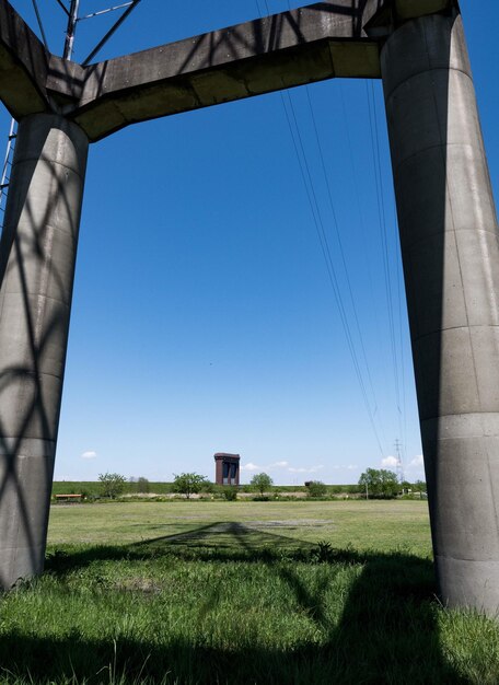 Foto lage hoek van een landbouwveld tegen een heldere blauwe lucht