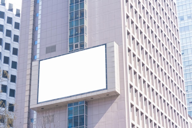 Lage hoek van een leeg billboard op een gebouw in de stad