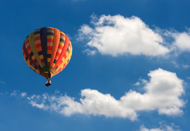 Lage hoek van een luchtballon tegen de lucht