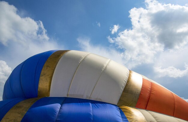 Foto lage hoek van een luchtballon