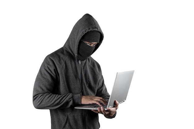 Lage hoek van een man die een mobiele telefoon gebruikt op een witte achtergrond