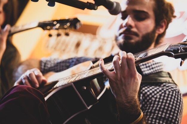 Foto lage hoek van een man die gitaar speelt