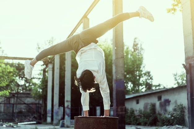 Foto lage hoek van een man die handstand doet tegen de lucht