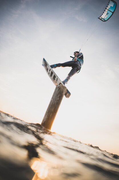 Foto lage hoek van een man die kitesurft tegen de lucht