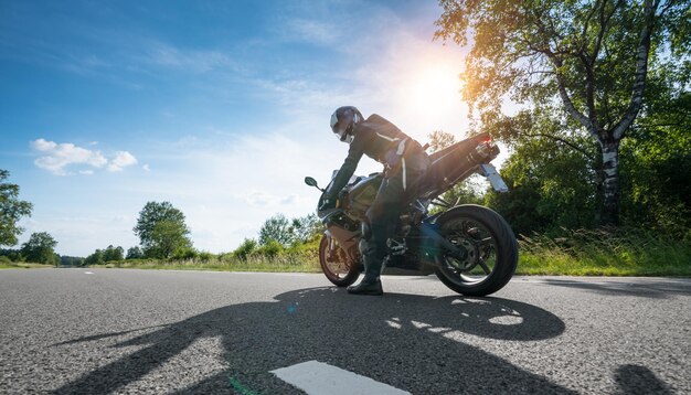 Foto lage hoek van een man die op een motorfiets zit