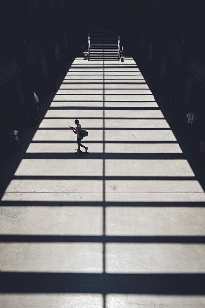 Foto lage hoek van een man die op een trap loopt