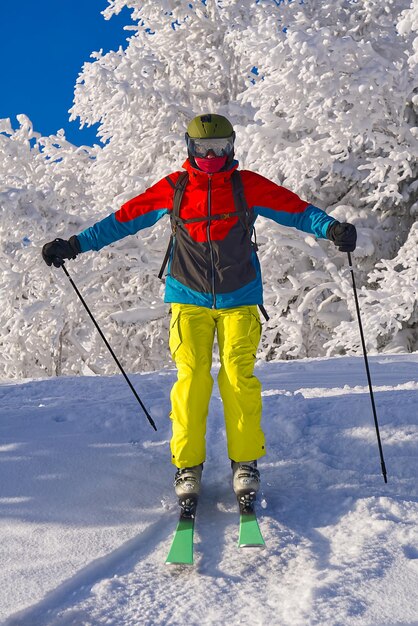 Lage hoek van een man die skiet op een met sneeuw bedekt veld