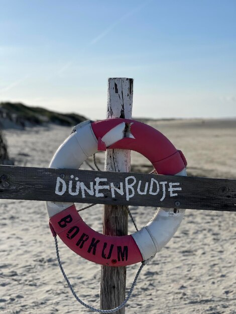 Lage hoek van een man met een paraplu tegen de lucht