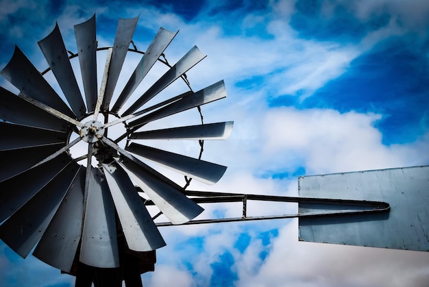 Foto lage hoek van een metalen structuur tegen de lucht