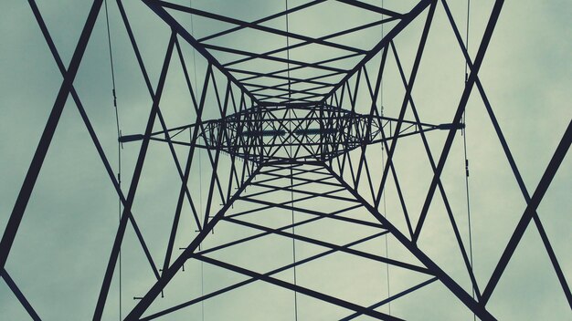 Foto lage hoek van een metalen structuur tegen de lucht