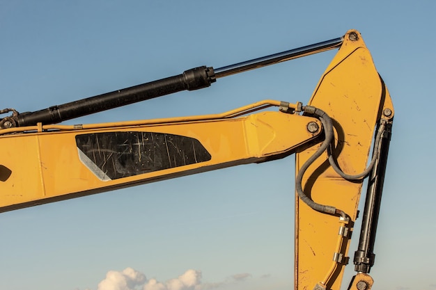 Lage hoek van een metalen structuur tegen een heldere lucht