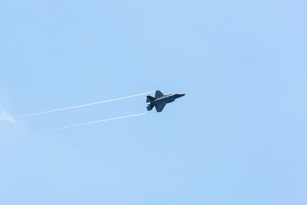 Lage hoek van een militair vliegtuig tegen een heldere lucht op een zonnige dag
