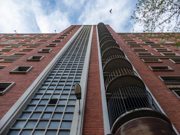 Lage hoek van een modern gebouw tegen de lucht