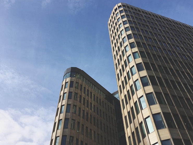 Foto lage hoek van een modern gebouw tegen de lucht