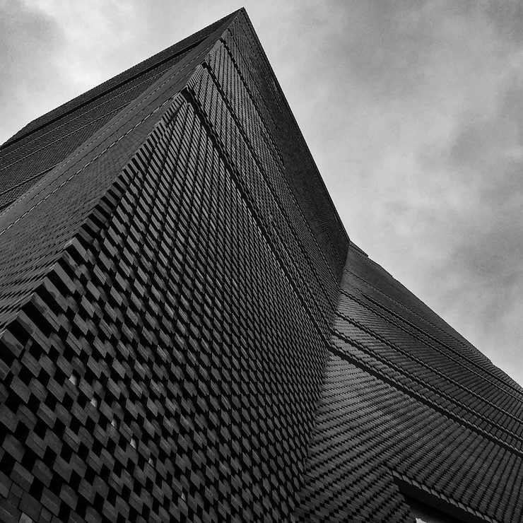 Foto lage hoek van een modern gebouw tegen de lucht