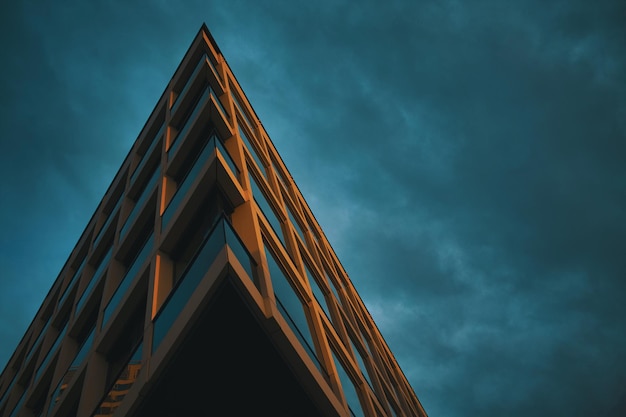 Foto lage hoek van een modern gebouw tegen de lucht