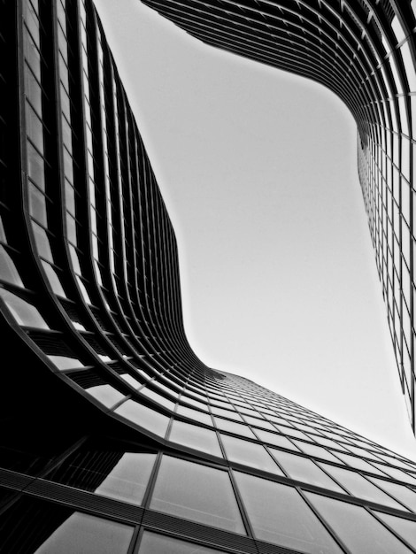 Lage hoek van een modern gebouw tegen de lucht