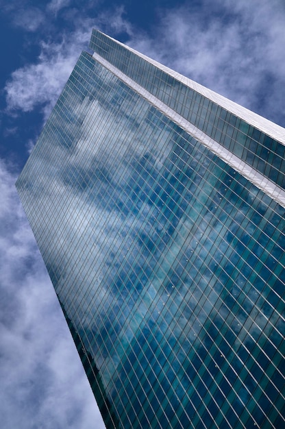 Foto lage hoek van een modern gebouw tegen de lucht