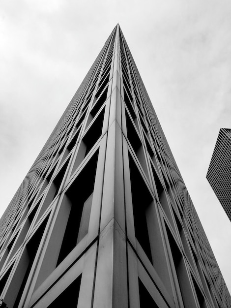 Lage hoek van een modern gebouw tegen de lucht