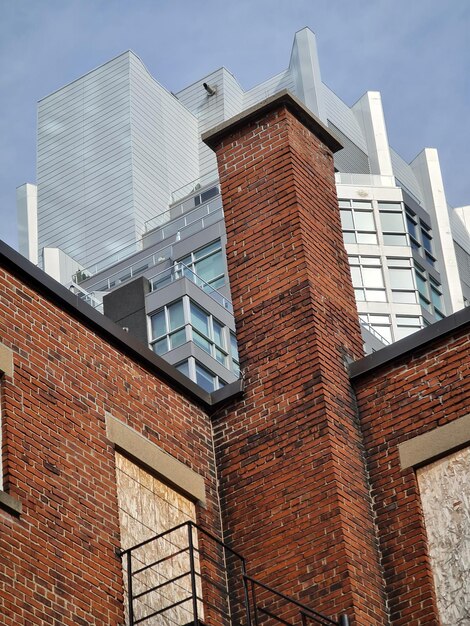 Foto lage hoek van een modern gebouw tegen de lucht