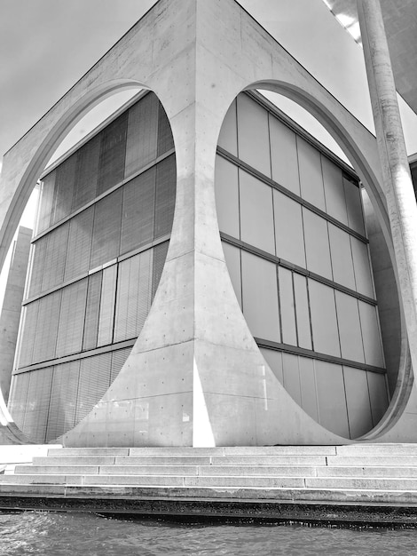 Foto lage hoek van een modern gebouw tegen de lucht