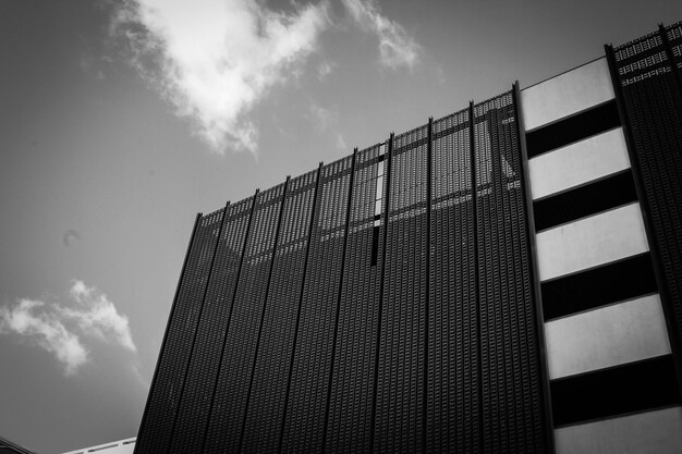 Foto lage hoek van een modern gebouw tegen de lucht