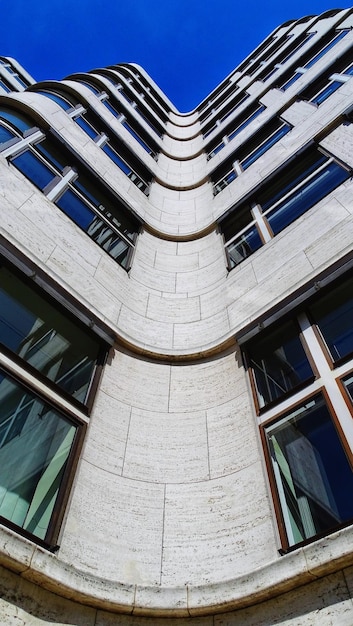 Foto lage hoek van een modern gebouw tegen de lucht