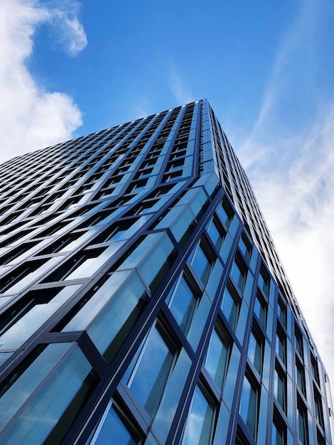 Lage hoek van een modern gebouw tegen de lucht