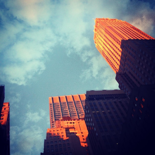 Foto lage hoek van een modern gebouw tegen een bewolkte hemel